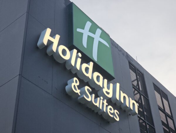 ผลงานป้าย Holiday Inn ป้ายอักษรไฟออกหน้าบนอาคารสูง 30 ชั้น