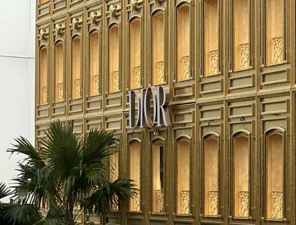 รีวิวผลงาน Dior ชิดลม ป้ายติดอาคารและโลโก้ดาวหมุนบนอาคาร