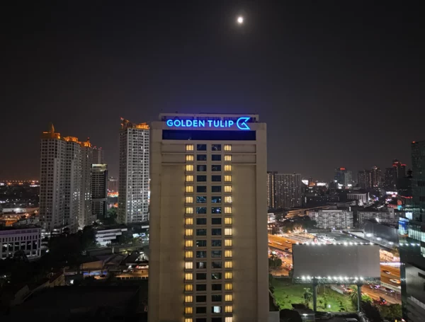 ป้ายอักษรไฟ LED ติดอาคารสูง ไฟออกหน้าของโรงแรมโกลเด้น ทิวลิป