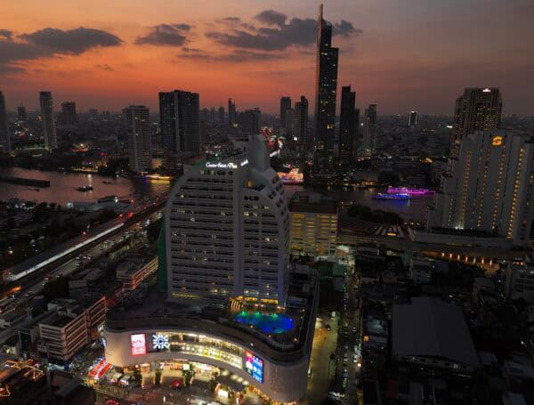 ผลงานป้ายอักษรไฟ Centre Point Plus บางรัก
